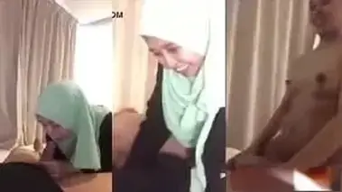 Jilbab Hitam Sepong Om Tajir Sampai Crot