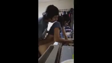Lagi Cuci Piring Malah Diewe Dari Belakang